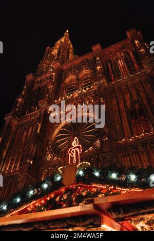 STRASBURGO, FRANCIA - 2019 dicembre - Natale decorazione candele di fronte alla cattedrale di strasburgo Foto Stock