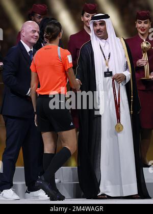 AL DAAYEN - (LR) il presidente della FIFA Gianni Infantino, Emir del Qatar Sheikh Tamim bin Hamad al Thani, dopo la partita finale della Coppa del mondo FIFA Qatar 2022 tra Argentina e Francia al Lusail Stadium, il 18 dicembre 2022, ad al Daayen, Qatar, si scuote di mani con l'arbitro assistente Kathryn Nesbitt. AP | Olandese altezza | MAURICE DI PIETRA Foto Stock