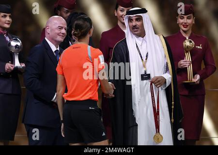 AL DAAYEN - (LR) il presidente della FIFA Gianni Infantino, Emir del Qatar Sheikh Tamim bin Hamad al Thani, dopo la partita finale della Coppa del mondo FIFA Qatar 2022 tra Argentina e Francia al Lusail Stadium, il 18 dicembre 2022, ad al Daayen, Qatar, si scuote di mani con l'arbitro assistente Kathryn Nesbitt. AP | Olandese altezza | MAURICE DI PIETRA Foto Stock