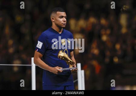 AL DAAYEN - Kylian Mbappe di Francia con la scarpa d'oro dopo la partita finale della Coppa del mondo FIFA Qatar 2022 tra Argentina e Francia al Lusail Stadium il 18 dicembre 2022 ad al Daayen, Qatar. AP | Olandese altezza | MAURICE DI PIETRA Foto Stock