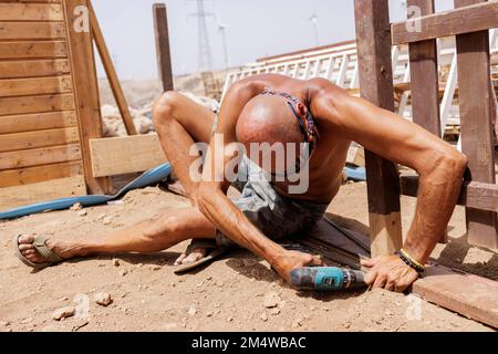 Lavoratori volontari che svolgono lavori di costruzione e manutenzione presso il santuario degli animali ecologici di salvataggio dei cavalli di Tenerife, un ente benefico per il salvataggio degli animali con sede a Tajao, Foto Stock