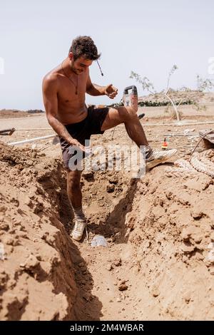 Lavoratori volontari che svolgono lavori di costruzione e manutenzione presso il santuario degli animali ecologici di salvataggio dei cavalli di Tenerife, un ente benefico per il salvataggio degli animali con sede a Tajao, Foto Stock