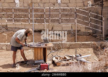 Lavoratori volontari che svolgono lavori di costruzione e manutenzione presso il santuario degli animali ecologici di salvataggio dei cavalli di Tenerife, un ente benefico per il salvataggio degli animali con sede a Tajao, Foto Stock