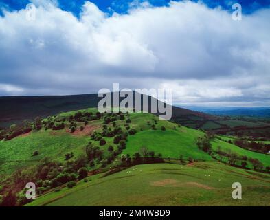 Castell Dinas Iron Age Hillfort, Dark Age Stronghold & Norman Castle Site, Taggarth, Powys, Galles, Regno Unito, Cercando SW a Mynydd Troed. Foto Stock