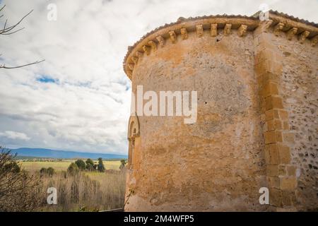 Abside romanica della chiesa. Santa Marta del Cerro, provincia di Segovia, Castilla Leon, Spagna. Foto Stock