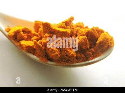 Spezie - polvere di curcuma. La curcuma è una pianta fiorita, Curcuma longa della famiglia dello zenzero, Zingiberaceae. Foto Stock