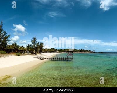 Idilliaco molo in legno in una spiaggia. zona verde tropicale incredibile atmosfera tranquilla. Sabbia bianca e acqua color turchese. Foto Stock