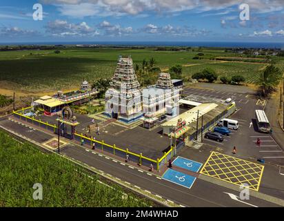 Foto aerea di un tipico tempio indù nell'isola di Mauritius. Il nome è il tempio di Tookay. Foto Stock