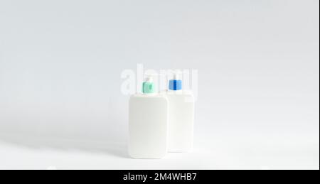 Due flaconi bianchi senza marchio con dispenser nero isolato su sfondo bianco. Flacone cosmetico per una crema, shampoo, olio, gel, sapone, balsamo. Foto Stock