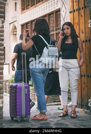 Turisti all'ingresso del Palazzo dei Shirvanshahs nella città di Sheki Foto Stock