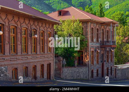 Vecchie case in mattoni e strade nella città di Sheki Foto Stock