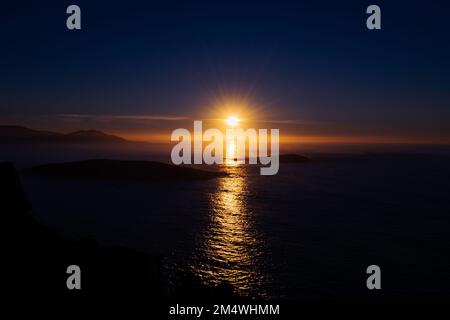 Incredibile tramonto arancione da Una scogliera a Monteferro con le Isole Estelas sullo sfondo. Foto Stock