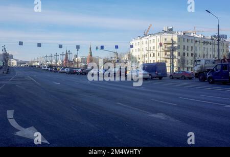 17 maggio 2018, Mosca, Russia. Traffico automobilistico su via Serafimovich a Mosca. Foto Stock