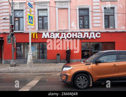 30 gennaio 2022, Mosca, Russia. Un cartello su un ristorante McDonald's in una delle strade della capitale russa in una giornata invernale. Foto Stock