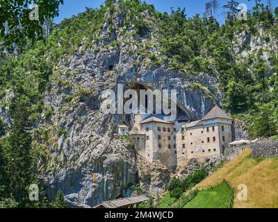 Postojna, Slovenia - 07 02 2015: Antico castello costruito in una grotta Foto Stock