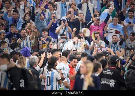 Male nella folla, Lionel MESSI (ARG) con trofeo, coppa, trofeo, può essere celebrato, giubilare, Gioia, entusiasmo, giro d'onore, gioco 64, FINALE Argentina - Francia 4-2 NE (3-3) il 18th dicembre 2022, Lusail Stadium Football World Cup 20122 in Qatar dal 20,11. - Dalle 18.12.2022 alle Foto Stock
