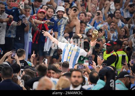 Male nella folla, Lionel MESSI (ARG) con trofeo, coppa, trofeo, può essere celebrato, giubilare, Gioia, entusiasmo, giro d'onore, gioco 64, FINALE Argentina - Francia 4-2 NE (3-3) il 18th dicembre 2022, Lusail Stadium Football World Cup 20122 in Qatar dal 20,11. - Dalle 18.12.2022 alle Foto Stock