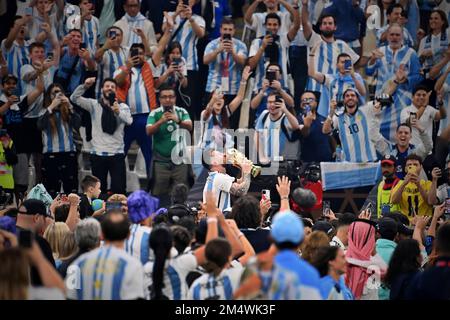 Male nella folla, Lionel MESSI (ARG) con trofeo, coppa, trofeo, può essere celebrato, giubilare, Gioia, entusiasmo, giro d'onore, gioco 64, FINALE Argentina - Francia 4-2 NE (3-3) il 18th dicembre 2022, Lusail Stadium Football World Cup 20122 in Qatar dal 20,11. - Dalle 18.12.2022 alle Foto Stock