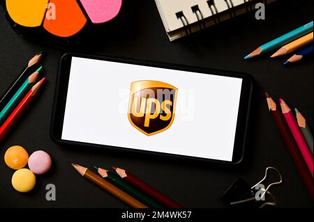 In questa illustrazione fotografica viene visualizzato un logo UPS sullo smartphone. Foto Stock