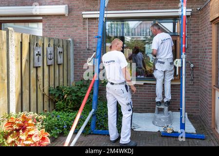 Urk, Paesi Bassi - 28 agosto 2019: Pittori che preparano una cornice per una nuova pittura Foto Stock