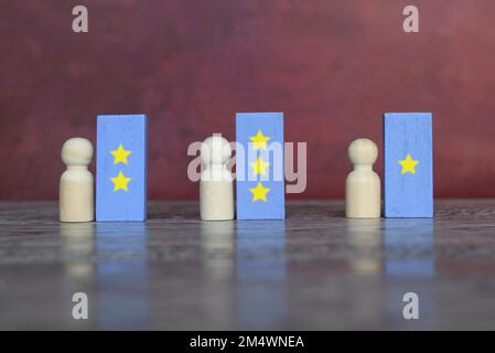 Bambole in legno e icona a stella. Concetto di analisi annuale delle prestazioni, valutazione, valutazione dei dipendenti Foto Stock