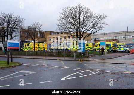 Southend on Sea, Essex, Regno Unito. 23rd Dec, 2022. Nonostante l'apertura di un'unità di consegna ambulanza presso il Southend University Hospital, un gran numero di ambulanze continua a fare la coda fuori dall'attesa di consegnare i pazienti all'interno. Inaugurato a novembre, il reparto può ospitare fino a 12 pazienti ed è progettato per ridurre i ritardi nella consegna del paziente Foto Stock