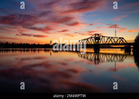 Questo ponte Swing di 109 anni si trova a poca corrente, Ontario. Collega l'isola di Manitoulin alla terraferma sul canale del Nord. Foto Stock