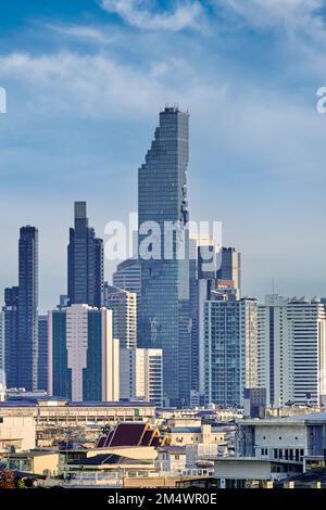 Paesaggio urbano del centro di Bangkok in serata, cielo blu e nuvole, Thailandia. Foto Stock