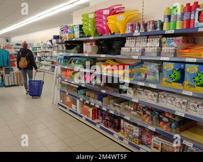 Hellevoetlsuis,Holland,27-03-2018:shopping donna con carrello in un negozio di sconto con giocattoli e articoli sportivi, questo negozio è sempre più fou Foto Stock