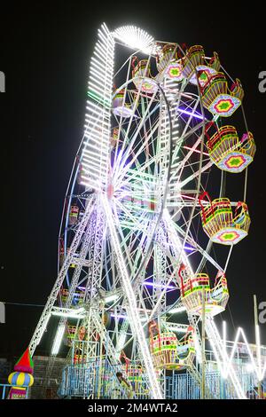 Basso angolo scatto di ruota di ferris gigante con l'illuminazione bella in una fiera indiana di esposizione di notte a raipur, chhattisgarh, parco di divertimento di notte con Foto Stock