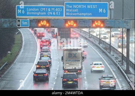 Autostrada M5, Sandwell, 23 dicembre 2022. Sulla M5 vicino a Birmingham, vicino allo svincolo 8 dell'autostrada M6, che conduce a nord e sud, si formano grandi ingorghi. Le forti piogge hanno reso il viaggio ancora più triste per i viaggiatori. Ci si aspetta che migliaia di conducenti si preparino a Natale per stare con la famiglia questa sera per sconfiggere il caos che la vigilia di Natale porta con i macchinisti in sciopero. Credito: Interrompi stampa Media/Alamy Live News Foto Stock