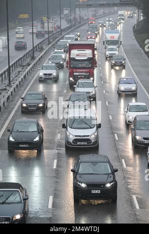 Autostrada M5, Sandwell, 23 dicembre 2022. Sulla M5 vicino a Birmingham, vicino allo svincolo 8 dell'autostrada M6, che conduce a nord e sud, si formano grandi ingorghi. Le forti piogge hanno reso il viaggio ancora più triste per i viaggiatori. Ci si aspetta che migliaia di conducenti si preparino a Natale per stare con la famiglia questa sera per sconfiggere il caos che la vigilia di Natale porta con i macchinisti in sciopero. Credito: Interrompi stampa Media/Alamy Live News Foto Stock