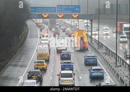 Autostrada M5, Sandwell, 23 dicembre 2022. Sulla M5 vicino a Birmingham, vicino allo svincolo 8 dell'autostrada M6, che conduce a nord e sud, si formano grandi ingorghi. Le forti piogge hanno reso il viaggio ancora più triste per i viaggiatori. Ci si aspetta che migliaia di conducenti si preparino a Natale per stare con la famiglia questa sera per sconfiggere il caos che la vigilia di Natale porta con i macchinisti in sciopero. Credito: Interrompi stampa Media/Alamy Live News Foto Stock