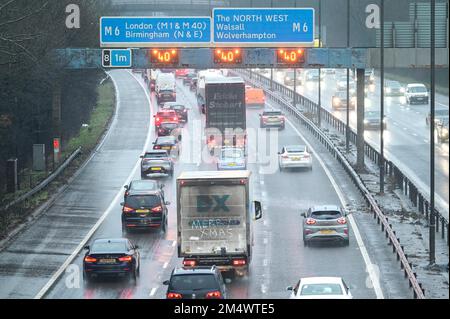 Autostrada M5, Sandwell, 23 dicembre 2022. Sulla M5 vicino a Birmingham, vicino allo svincolo 8 dell'autostrada M6, che conduce a nord e sud, si formano grandi ingorghi. Le forti piogge hanno reso il viaggio ancora più triste per i viaggiatori. Ci si aspetta che migliaia di conducenti si preparino a Natale per stare con la famiglia questa sera per sconfiggere il caos che la vigilia di Natale porta con i macchinisti in sciopero. Credito: Interrompi stampa Media/Alamy Live News Foto Stock