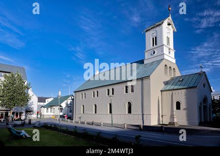 Vista di mezza estate sulla cattedrale di Domkirkjan al sole di tarda sera Foto Stock