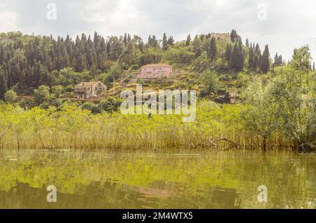 Paesaggio acquatico a Rijeka Crnojevića, Montenegro, preso da una barca Foto Stock