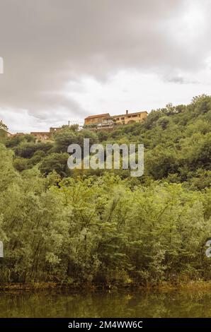 Paesaggio acquatico a Rijeka Crnojevića, Montenegro, preso da una barca Foto Stock