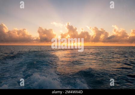 Una spettacolare alba a Bimini, Bahamas Foto Stock