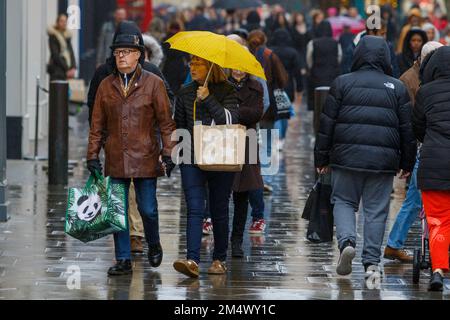 Bath, Regno Unito, 23rd dicembre 2022. Nel centro di Bath sono rimasti solo due giorni fino al giorno di Natale, le folle di acquirenti che fanno shopping dell'ultimo minuto. Molti negozi hanno cercato di attrarre i clienti iniziando le loro vendite in anticipo. Credit: Lynchpics/Alamy Live News Foto Stock