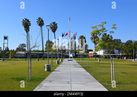 COSTA MESA, CALIFORNIA - 19 DEC 2022: Main Quad e flamppole nel Main Quad dell'Orange Coast College. Foto Stock