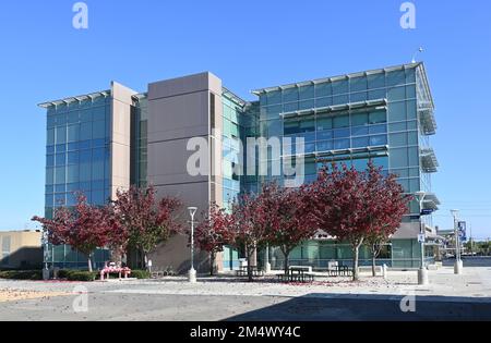 COSTA MESA, CALIFORNIA - 19 DEC 2022: Watson Hall sul campus dell'Orange Coast College. Foto Stock