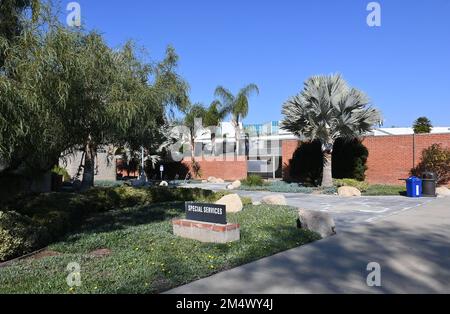 COSTA MESA, CALIFORNIA - 19 DEC 2022: Servizi speciali edificio nel campus dell'Orange Coast College. Foto Stock