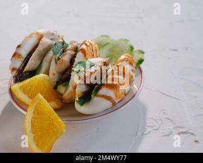 Panini asiatici Street food bao con pollo su tavolo bianco Foto Stock