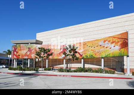 COSTA MESA, CALIFORNIA - 19 DEC 2022: Il centro delle arti dello spettacolo della scuola superiore di Costa Mesa. Foto Stock