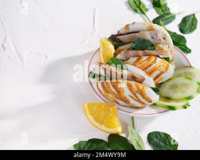 Panini asiatici Street food bao con pollo su tavolo bianco Foto Stock