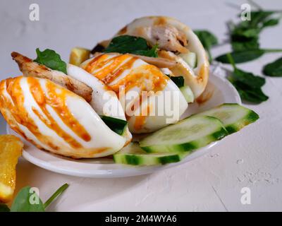 Panini asiatici Street food bao con pollo su tavolo bianco Foto Stock