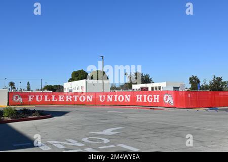 FULLERTON, CALIFORNIA - 21 DEC 2022: Fullerton Union High banner presso i campi sportivi nel campus della Fullerton Union High School, sede dell'India Foto Stock