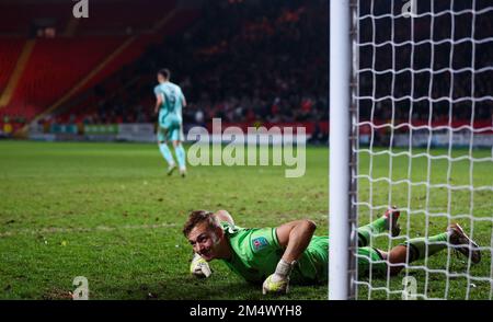 Ashley Maynard-Brewer, il portiere atletico di Charlton, reagisce al calcio di punizione durante la partita di quarto turno della Carabao Cup a The Valley, Londra. Data immagine: Mercoledì 21 dicembre 2022. Foto Stock