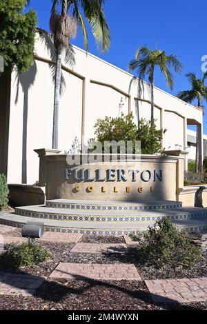 FULLERTON, CALIFORNIA - 21 DEC 2022: Firma al Campus of Fullerton College, il più antico college comunitario in attività continua in California. Foto Stock