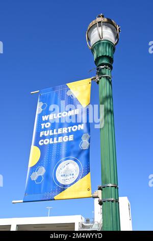 FULLERTON, CALIFORNIA - 21 DEC 2022: Benvenuti al Fullerton College banner e lampione sul Campus del Fullerton College. Foto Stock